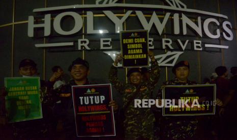 Anggota Barisan Ansor Serbaguna (Banser) DKI Jakarta dengan memegang poster melakukan aksi di depan Holywings, Senayan Jakarta, Jumat (24/6/2022). Dalam aksinya mereka mendesak pihak Holywings menutup tempat usahanya buntut promo minuman beralkohol gratis bagi yang bernama Muhammad dan Maria.Prayogi/Republika.