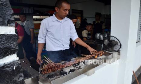 Membakar satai (sate). Ilustrasi. Ada beberapa cara untuk mengurangi zat karsinogen dalam makanan satai. 