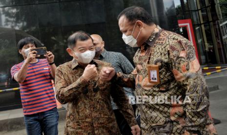 Ketua Komisi Pemberantasan Korupsi Firli Bahuri (kanan) mendampingi Menteri Perencanaan Pembangunan Nasional (PPN)/Badan Perencanaan Pembangunan Nasional (Bappenas) Suharso Monoarfa (tengah) saat menyambangi KPK, di Gedung Merah Putih KPK, Jakarta, Rabu (2/2/2022). Dalam kunjungannya, Bappenas meminta KPK untuk mengawasi persiapan dan perencanaan pembangunan Ibu Kota Negara (IKN) agar tidak terjadi inefesiensi terkait harga dan biaya pengadaan lahan dalam proses pembangunan. 