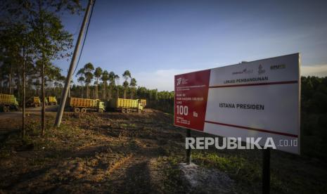 Lokasi pembangunan istana presiden di jalan lingkar Sepaku segmen 3 di Lokasi Ibu Kota Negara (IKN) Nusantara Kabupaten Penajam Paser Utara, Kalimantan Timur, Selasa (4/10/2022). Pemerintah pusat melalui Badan Otorita IKN terus meningkatkan intensitas pembangunan di wilayah IKN antara lain dengan pematangan lahan, pembangunan jalan akses logistik, intake air minum hingga persemaian pohon. 