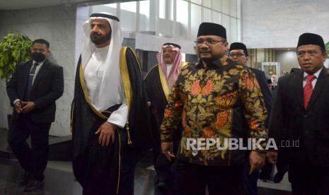 Menteri Agama Yaqut Cholil Qoumas bersama dengan Menteri Haji dan Umrah Arab Saudi Tawfiq F Al Rabiah berjalan menuju ruangan untuk melakukan pertemuan di Kantor Kementerian Agama, Jakarta, Senin (24/10/2022). Aturan Vaksin Meningitis Simpang Siur, Menag Tunggu Konfirmasi Arab Saudi