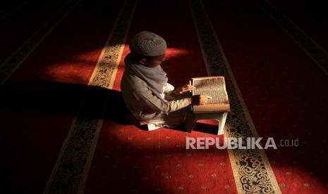 Seorang anak laki-laki Muslim Pakistan membaca ayat-ayat suci Alquran di sebuah Masjid selama bulan puasa Ramadhan, di Peshawar, Pakistan, 04 April 2022. Muslim di seluruh dunia merayakan bulan suci Ramadhan dengan berdoa pada malam hari dan tidak makan, minum, dan tindakan seksual selama periode antara matahari terbit dan terbenam. Ramadhan adalah bulan kesembilan dalam kalender Islam dan diyakini bahwa turunnya ayat pertama dalam Alquran adalah selama 10 malam terakhirnya. Bolehkah Berniat Puasa Ramadhan untuk Satu Bulan Sekaligus?