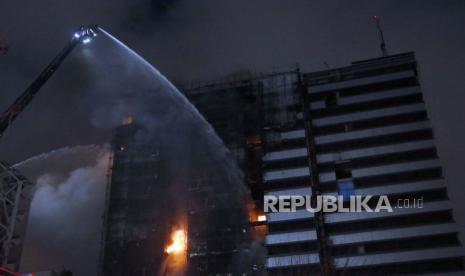 Petugas pemadam kebakaran Iran memadamkan kebakaran yang terjadi di Rumah Sakit Gandhi di Teheran, Iran, 25 Januari 2024. 