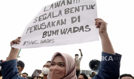 Sejumlah mahasiswa dari beberapa universitas di Kabupaten Banyumas berunjukrasa di di Alun-alun Purwokerto, Banyumas, Jateng, Jumat (11/2/2022). Dalam aksinya, mereka mengutuk represi terhadap warga Wadas dan juga menuntut Gubernur Jateng untuk mencabut SK Gubernur Nomor 590/20 Tahun 2021 tentang penetapan lokasi pengadaan tanah bagi pembangunan bendungan Bener di Kabupaten Purworejo dan Wonosobo. 