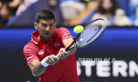 Novak Djokovic of Serbia hits a return to Jiri Lehecka of the Czech Republic during the United Cup tennis tournament in Perth, Australia, Tuesday, Jan. 2, 2024. (AP Photo/Trevor Collens)