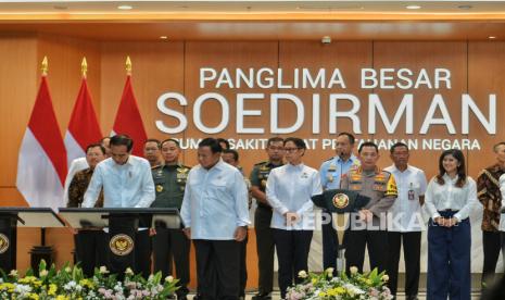 Presiden Joko Widodo (kiri) bersama Menteri Pertahanan Prabowo Subianto (kanan) saat meresmikan Rumah Sakit Pusat Pertahanan Negara (RSPPN) Panglima Besar Soedirman dan 20 rumah sakit milik TNI di Jakarta, Senin (19/2/2024). Kementerian Pertahanan meresmikan sebanyak 20 rumah sakit milik TNI yang terdiri dari 11 Rumah Sakit Angkatan Darat (RSAD), 3 Rumah Sakit Angkatan Laut (RSAL) dan 6 Rumah Sakit Angkatan Udara (RSAU). Pembangunan fasilitas kesehatan tersebut diharapkan dapat memenuhi kebutuhan kesehatan bagi anggota Kemhan atau TNI beserta keluarganya dan masyarakat umum agar dapat terpenuhi.