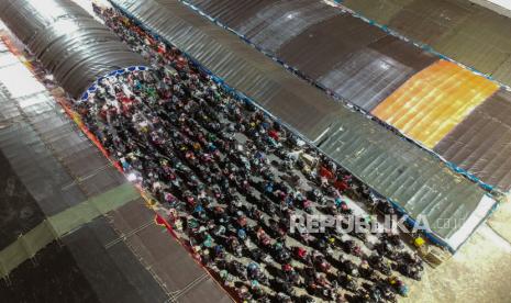 Foto aerial ribuan pemudik motor antre sebelum menaiki kapal di Pelabuhan Ciwandan, Cilegon, Banten (ilustrasi).