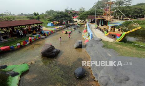 Warga berwisata di kawasan wisata  Gunung Kapur Goa Lalay, Klapanunggal, Kabupaten Bogor, Jawa Barat, (ilustrasi). 