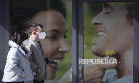 Warga memakai masker wajah di Vancouver, British Columbia