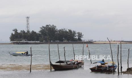 Sejumlah kapal motor menunggu penumpang yang akan berkunjung ke kawasan wisata Pulau Putri di kawasan pantai Nongsa, Batam, Kepulauan Riau. Gubernur Kepulauan Riau (Kepri) Ansar Ahmad meminta pemerintah pusat meniadakan kewajiban karantina bagi pelaku perjalanan luar negeri (PPLN) wisata ke daerah tersebut dengan skema gelembung perjalanan 