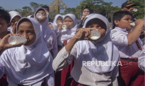 Sejumlah pelajar minum susu bersama di Boyolali, Jawa Tengah, Senin (2/9/2024). Pengamat menilai gizi susu tak Tergantikan oleh protein lain.