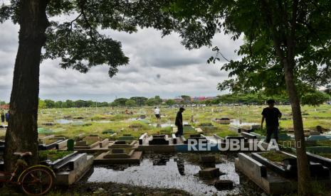 Warga melakukan ziarah kubur keluarganya di tempat pemakaman umum (TPU) yang terendam air di TPU Semper, Jakarta Utara, Ahad (3/3/2024). Tradisi ziarah kubur dilakukan umat Islam jelang bulan Ramadan yang akan jatuh sekitar sepekan ke depan. Kegiatan tersebut dilakukan untuk mendoakan keluarga yang sudah meninggal, sekaligus merawat makamnya meski dalam kondisi terendam.