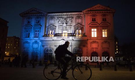 RUU Anti-Islam akan Diperdebatkan di Parlemen Prancis. Seorang pengendara sepeda melewati balai kota Marseille dengan lampu Tricolor Prancis untuk menghormati guru Samuel Paty yang terbunuh, Rabu, 21 Oktober 2020. Guru sejarah Prancis Samuel Paty dipenggal di Conflans-Sainte-Honorine, barat laut Paris, selama 18 tahun -pengungsi Chechnya kelahiran Moskow, yang kemudian ditembak mati oleh polisi.