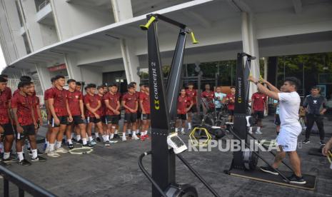 Sejumlah pemain Timnas Indonesia U-20 mengikuti latihan fisik di pusat kebugaran Empire Fit Club, Kompleks Gelora Bung Karno, Senayan, Jakarta, Rabu (15/5/2024). Sesi latihan penggenjotan fisik ini langsung diawasi oleh Kepala Pelatih Timnas Indonesia U-20, Indra Sjafri. Sebanyak 30 pesepak bola mengikuti pemusatan latihan (TC) sebagai persiapan mengikuti  Toulon Tournament 2024 di Prancis, Piala AFF U-19 2024 dan Kualifikasi Piala Asia U-20 2025.