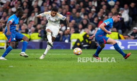 Pemain Real Madrid Rodrygo melepaskan tendangan saat pertandingan sepak bola leg kedua babak 16 besar Liga Champions melawan RB Leipzig di stadion Santiago Bernabeu di Madrid, Spanyol, Kamis (7/3/2024) WIB. Madrid berhasil lolos ke babak perempat final Liga Champions setelah bermain imbang 1-1 dengan RB Leipzig. Gol Madrid dicetak Vinicius Junior di menit ke-65. Sedangkan satu gol Leipzig dicetak Willi Orban di menit ke-68.