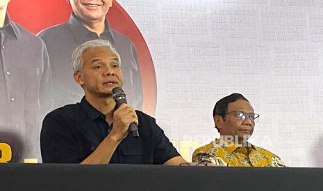 Pasangan calon nomor urut 3, Ganjar Pranowo-Mahfud MD menyampaikan sikapnya terkait pengumuman hasil pemilihan presiden (Pilpres) 2024 oleh Komisi Pemilihan Umum (KPU), di Posko Teuku Umar, Jakarta, Kamis (21/3/2024). 