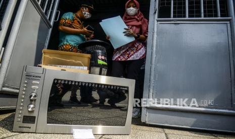 Petugas Suku Dinas Lingkungan Hidup Jakarta Pusat mendata limbah elektronik milik warga di kawasan Mangga Besar, Jakarta, Kamis (10/6/2021). Dinas Lingkungan Hidup DKI Jakarta menyediakan layanan e-Waste untuk mempermudah warga dengan menjemput sampah elektronik yang sudah tidak terpakai.