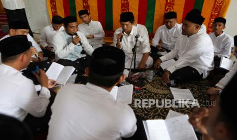 Umat Islam membaca Alquran (ilustrasi).   Terdapat tiga kategori golongan keluarga Alquran  yang mendapat kemuliaan 