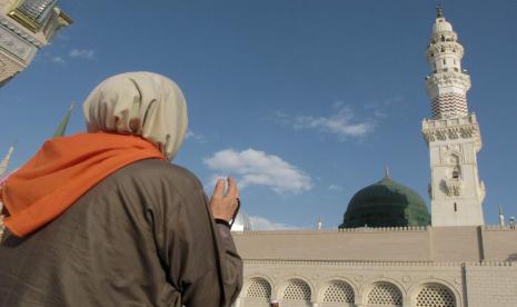 ILUSTRASI Seorang jamaah berdoa di dekat Kubah Hijau, yang di bawahnya terdapat makam Nabi Muhammad SAW di Madinah, Arab Saudi.