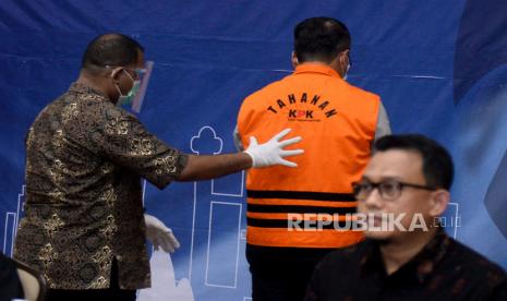 Menteri Kelautan dan Perikanan Edhy Prabowo dengan mengenakan rompi ditampilkan saat konferensi pers di Gedung KPK, Jakarta, Rabu (26/11). KPK menetapkan tujuh orang tersangka salah satunya yaitu menteri Kelautan dan Perikanan Edhy Prabowo dalam Operasi Tangkap Tangan (OTT) terkait dugaan tindak pindana korupsi berupa penerimaan hadiah atau janji oleh penyelenggara negara terkait dengan perizinan tambak, usaha dan atau pengelolaan perikanan atau komoditas perairan sejenis lainnya tahun 2020.Prayogi/Republika