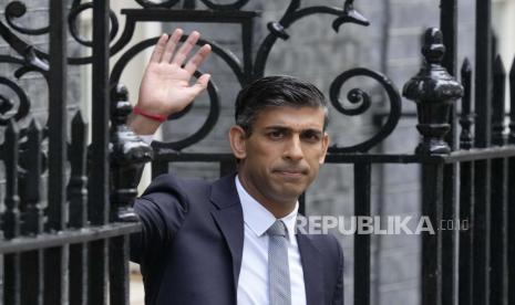 Perdana Menteri Inggris Rishi Sunak melambai dari tangga setelah menyampaikan pidato di 10 Downing Street di London, Selasa, 25 Oktober 2022. Perdana Menteri Inggris yang baru Rishi Sunak tiba di Downing Street Selasa setelah kembali dari Istana Buckingham di mana ia diundang untuk membentuk sebuah pemerintahan oleh Raja Inggris Charles III.