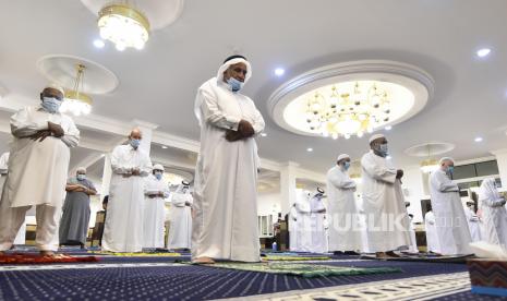 Jamaah Qatar tidak Perlu Lagi Jaga Jarak Selama Sholat. Jamaah melakukan sholat pagi pertama mereka di sebuah masjid setelah dibuka kembali di Doha, Qatar, 15 Juni 2020. Qatar pada 15 Juni membuka kembali masjid-masjid setelah tiga bulan penutupan sebagai bagian dari upaya untuk memperlambat penyebaran pandemi virus coronavirus dan COVID-19.