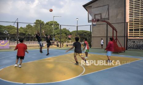 Ilustrasi. Sejumlah pelajar mengikuti pertandingan basket 3x3. 