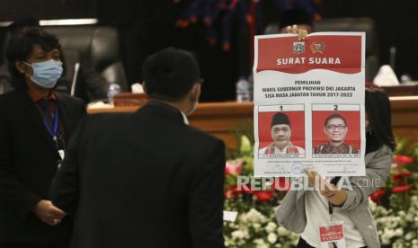 Petugas menghitung suara pemilihan Wakil Gubernur DKI Jakarta dengan calon dari Partai Gerindra Ahmad Riza Patria dan calon dari PKS Nurmansyah di Gedung DPRD DKI Jakarta di Jakarta, Senin (6/4/2020). Pada pemilihan Wakil Gubernur DKI Jakarta sisa masa jabatan 2017-2022 oleh DPRD DKI Jakarta, politisi Gerindra Ahmad Riza Patria memperoleh 81 suara sedangkan politisi PKS Nurmansyah memperoleh 17 suara sedangkan dua suara tidak sah