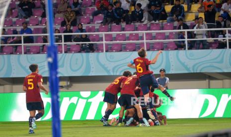 Pemain Timnas U17 Spanyol melakukan selebrasi usai mencetak gol ke gawang Timnas U17 Mali pada pertandingan penyisihan Grup B Piala Dunia U17 2023 di Stadion Manahan, Surakarta, Jawa Tengah, Senin (13/11/2023). Meski unggul pemain Spanyol hanya bisa menang tipis 1-0 atas Mali. Gol tunggal Spanyol dicetak oleh Juan Hernandez. Dengan hasil ini Spanyol menjadi pemuncak Grup B dengan poin 6.