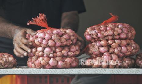 Sejumlah warga membeli bahan pangan dalam gelaran Gerakan Pangan Murah (GPM) di halaman Kantor Kelurahan Karet, Jakarta, Selasa (7/5/2024). 