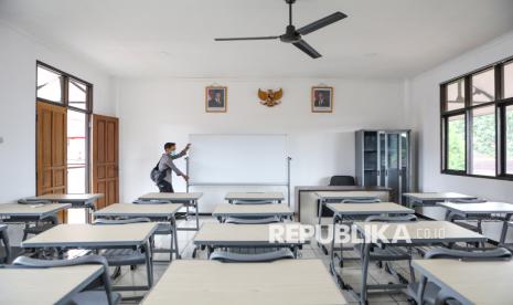 Petugas menata papan tulis ruangan kelas Sekolah Rakyat untuk jenjang SMA di Sentra Terpadu Pangudi Luhur (STPL), Bekasi, Jawa Barat, Sabtu (8/3/2025). Menteri Sosial Saifullah Yusuf mengatakan sekitar 40 Sekolah Rakyat di berbagai daerah rencananya akan memulai kegiatan pada tahun ajaran 2025/2026 dari jenjang SD, SMP, dan SMA yang diperuntukkan bagi anak-anak dari keluarga miskin dan miskin ekstrim sebagai upaya memberikan fasilitas pendidikan yang layak. 