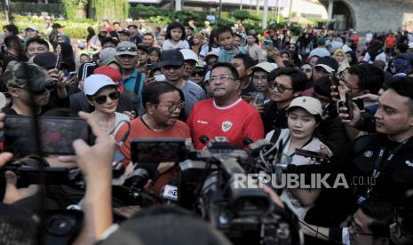 Pasangan bakal calon gubernur dan wakil gubernur DKI Jakarta Pramono Anung dan Rano Karno menyampaikan keterangan pers saat berolahraga pada Hari bebas Kendaraan Bermotor (HBKB) di kawasan Bundaran HI, Jakarta, Ahad (8/9/2024). Pramono-Rano pada kesempatannya berbincang sekaligus mendengarkan aspirasi dari sejumlah elemen masyarakat, pecinta hewan dan pewarta foto ditengah aktivitasnya. Terlihat sejumlah warga berebut foto bersama pasangan calon gubenur dari PDI Perjuangan tersebut.