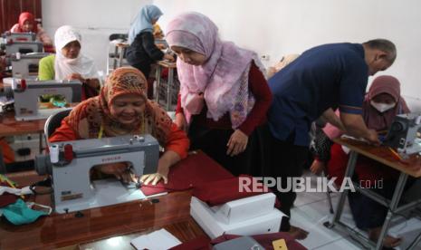 Warga belajar menjahit di Rumah Padat Karya di Jalan Kyai Abdullah No 17, Surabaya, Jawa Timur, Senin (30/5/2022). Pemkot Surabaya menggunakan aset sejumlah bangunan miliknya menjadi Rumah Padat Karya yang difungsikan untuk pemberdayaan ekonomi masyarakat berpenghasilan rendah (MBR) dengan membuka sejumlah unit usaha serta melakukan pelatihan-pelatihan terhadap warga MBR terlebih dahulu sebelum bekerja di tempat itu. 