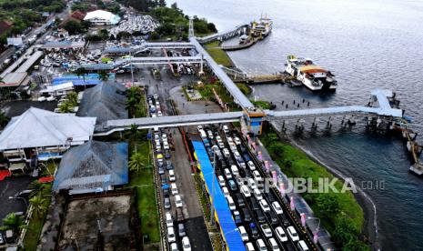 Foto udara kendaraan pemudik yang antre untuk naik ke kapal feri di Pelabuhan Gilimanuk, Jembrana, Bali, Jumat (29/4/2022). 