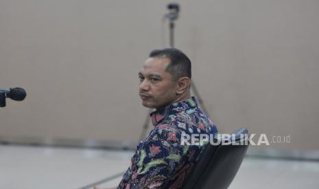 Wakil Ketua KPK Nurul Ghufron mengikuti sidang etik dengan agenda pembacaan putusan di Gedung ACLC KPK, Jakarta, Selasa (21/5/2024). Majelis Etik Dewan Pengawas Komisi Pemberantasan Korupsi (Dewas KPK) menjatuhkan sanksi etik sedang berupa teguran tertulis kepada Wakil Ketua KPK Nurul Ghufron terkait penyalahgunaan pengaruh atau jabatan di balik mutasi ASN Kementerian Pertanian (Kementan). Dalam putusannya, Dewas KPK menilai Ghufron mempergunakan pengaruhnya sebagai Pimpinan KPK. Selain itu mejelis juga memutuskan untuk memotong gaji Nurul Ghufron sebesar 20 persen selama enam bulan.