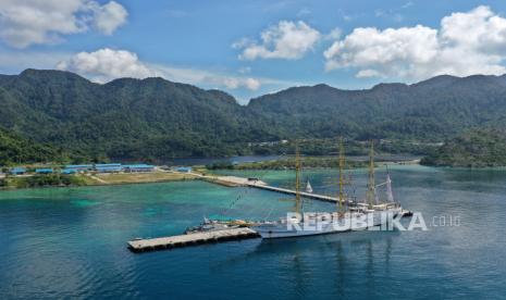 Dermaga TNI AL Faslabuh, Selat Lampa, Ranai, Kabupaten Natuna, Kepulauan Riau. Kapal Taiwan ditarik ke Pangkalan TNI AL Ranai setelah kedapatan menangkap ikan di ZEE Indonesia, Jumat.