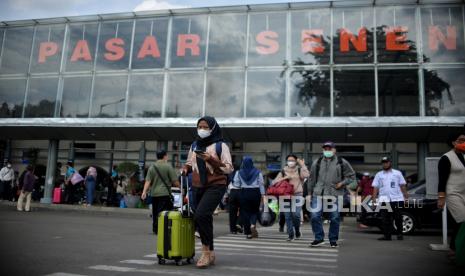 Penumpang tiba di Stasiun Kereta Api Pasar Senen, Jakarta Pusat, Senin (23/1/2023). Aktivitas Stasiun Pasar Senen di Jakarta Pusat pada Selasa (4/4/2023) pagi sudah mulai ramai dengan pemudik yang memilih pulang kampung lebih awal. 