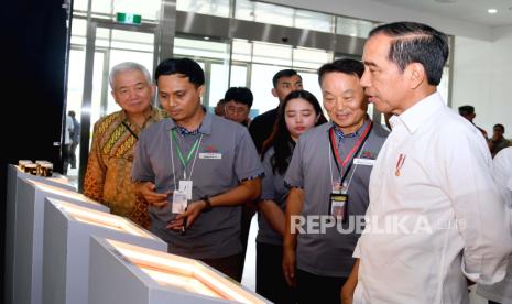 Presiden Joko Widodo (Jokowi) saat meninjau pabrik baterai mobil listrik PT Hyundai LG Industry (HLI) Green Power di Kabupaten Karawang, Jawa Barat, Kamis (14/9/2023).