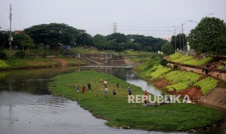 Sejumlah anak bermain sepak bola di Banjir Kanal Timur, Cipinang, Jakarta.