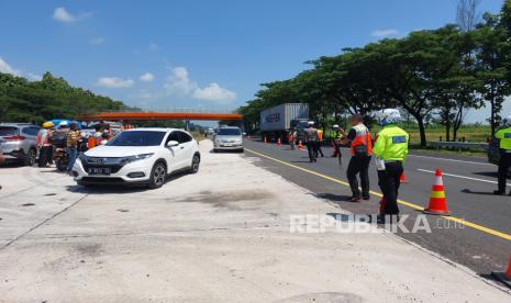 Jelang arus mudik, uji coba contra flow dilakukan di KM 153 – KM 157 Tol Cipali arah Jakarta, Jumat (29/3/2024). (Ilustrasi)