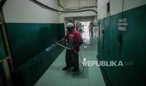 Pengurus masjid membersihkan area Masjid Agung Sunda Kelapa (MASK), Jakarta, Kamis (18/2). Program kerja bakti bersih-bersih masjid digelar setiap satu minggu sekali dan rutin dilakukan penyemprotan cairan disinfektan setiap hari usai melaksanakan ibadah shalat, sebagai upaya menjaga sterilisasi area masjid dari virus corona. Republika/Thoudy Badai