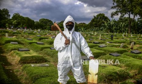 Petugas gali kubur TPU Pondok Rangon Junaedi berfoto untuk Tokoh Perubahan Republika di Jakarta.