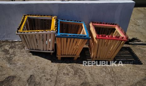 Tempat sampah tiga jenis terdapat di beberapa sudut Pedukuhan Wotawati, Desa Pucung, Gunungkidul, Yogyakarta.