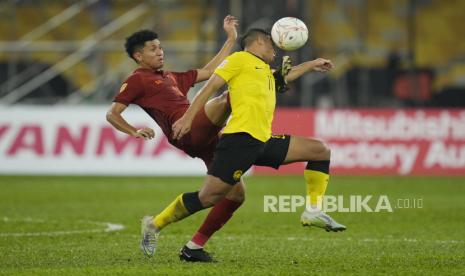 Pemain Malaysia Muhammad Safawi Bin Rasid berebut bola dengan pemain Thailand Bordin Phala dalam laga semifinal leg pertama Piala AFF 2022 di Stadion Bukit Jalil, Selangor, Malaysia, Sabtu (7/1/2023) malam. Tim berjuluk Harimau Malaya berhasil menang dengan skor 1-0. Gol untuk tim Malaysia dicetak Mohamad Faisal bin Abdul Halim.