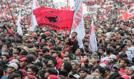 Simpatisan mengibarkan bendera PDIP pada acara Konser Salam M3tal (Menang Total) di Stadion Utama Gelora Bung Karno, Jakarta, Sabtu (3/2/2024).