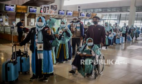 Sejumlah calon jamaah umrah mengantre untuk pemeriksaan dokumen di Terminal 3 Bandara Internasional Soekarno-Hatta, Tangerang, Banten, Sabtu (8/1). Sebanyak 419 orang berangkat melaksanakan ibadah umrah setelah beberapa tahun terakhir Indonesia tidak mengirimkan jamaah akibat pandemi Covid-19. Republika/Putra M. Akbar