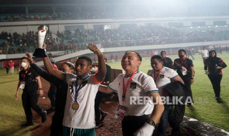 Pemain Timnas Indonesia U-16 bersama Ketua Umum PSSI Mochamad Iriawan merayakan kemenangan seusai mengalahkan Timnas Vietnam U-16 saat laga final AFF U-16 2022 di Stadion Maguwoharjo, Depok, Sleman, D.I Yogyakarta, Jumat (8/12/2022). Timnas Indonesia U-16 berhasil menjadi juara Piala AFF 2022 setelah mengalahkan Timnas Vietnam U-16 dengan skor 1-0. 