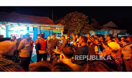 Puluhan warga di Desa Sirnajati, Kecamatan Cibarusah, Kabupaten Bekasi menyampaikan protes ke PT Hijau Lestari atas bau tidak sedap yang bersumber di perusahan peleburan limbah bahan berbahaya dan beracun (B3), Jumat (24/6/2023).  Warga protes karena merasa terganggu dengan bau tersebut.