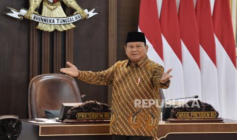 Presiden Prabowo Subianto bersiap memimpin Rapat Paripurna Perdana Kabinet Merah Putih di Istana Negara, Jakarta, Rabu (23/10/2024). Rapat paripurna perdana Kabinet Merah Putih dihadiri 48 menteri dan 12 pejabat. Dalam rapat itu, Presiden memberikan sejumlah arahan kepada jajaran kabinetnya.