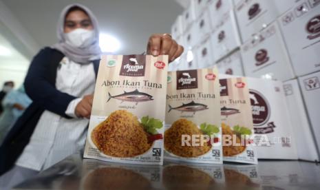 Petugas Dinas Perikanan dan Kelautan Aceh melihat hasil Usaha Mikro, Kecil dan Menengah (UMKM) produk makanan abon ikan yang proses produksi secara bersih dan halal di Banda Aceh, Aceh, Kamis (14/10). PDB industri mamin tumbuh positif sebesar 3,49 persen pada kuartal III 2021. 